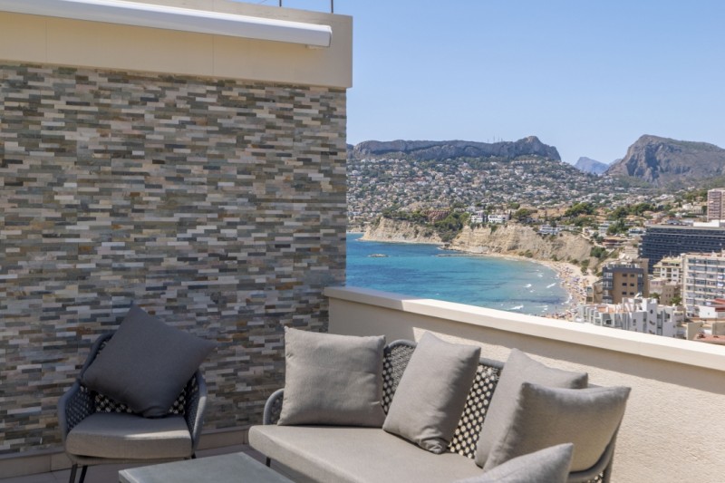 El cielo de Calpe a tus pies: ¡exclusivo ático dúplex de revista, frente al Mediterráneo! 